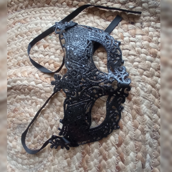 ♥️ H&M Venetian Mask - Picture 3 of 4
